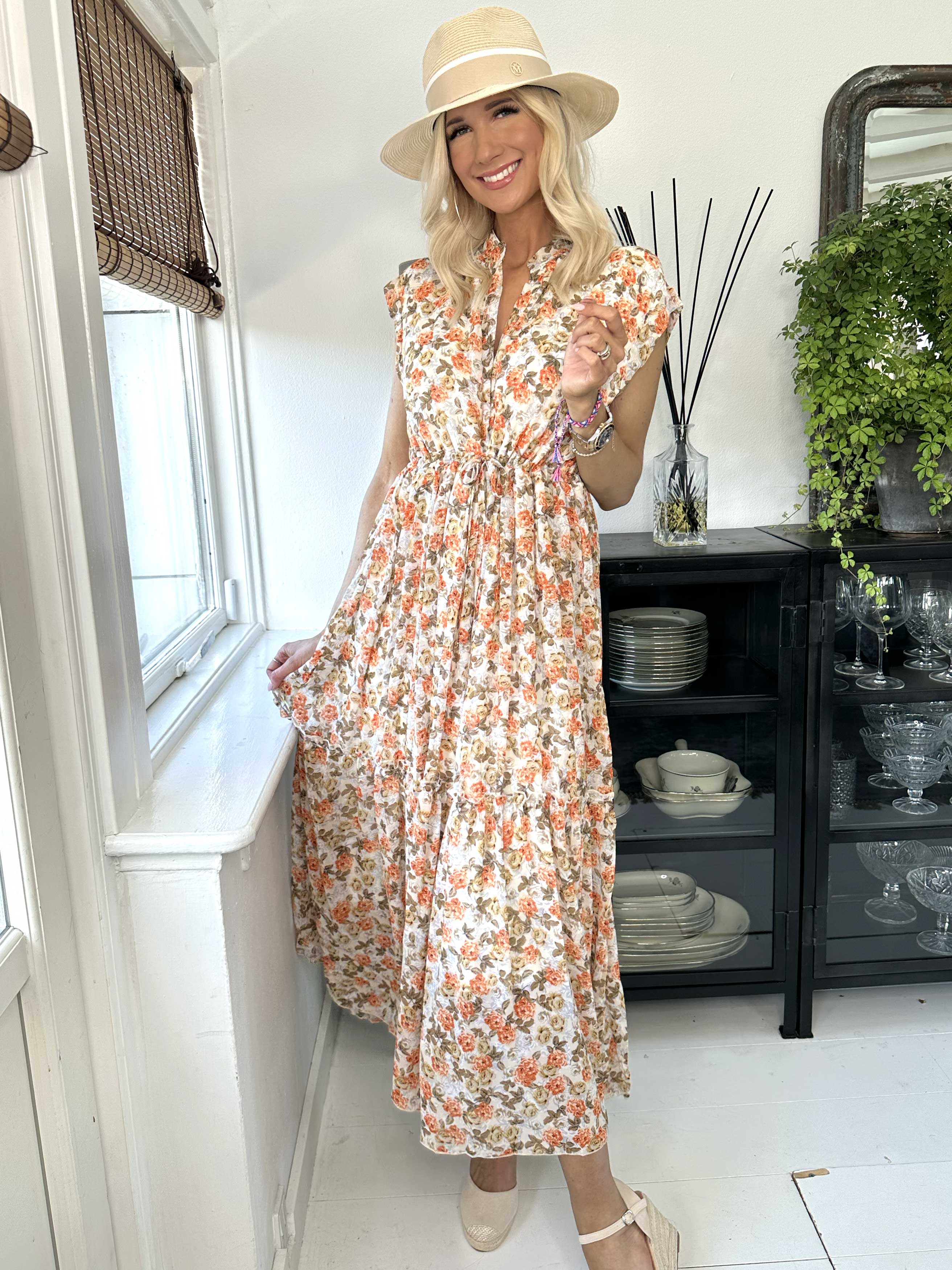 Alberte - Söt sommarklänning i chiffong med blommigt mönster